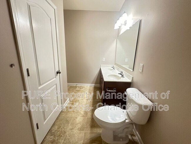 Building Photo - 3520 Larkhaven Ave SW