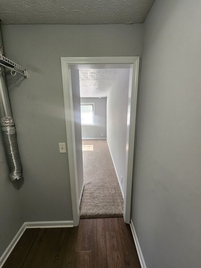 Building Photo - Beautiful 2 bedroom 1 bath 2nd floor condo...