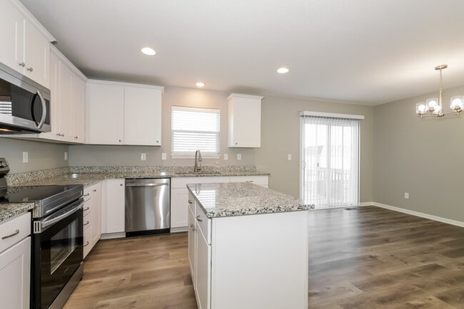 Building Photo - Fantastic 4bd/3ba home! Coming soon!