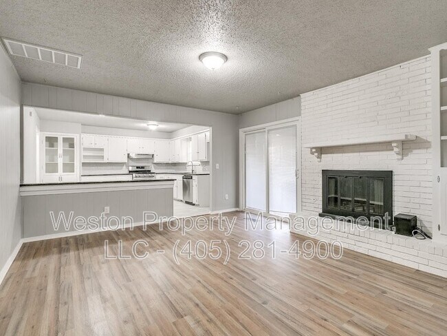 Building Photo - 1011 Crown Dr