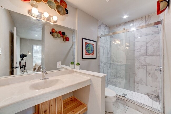 Building Photo - Fully furnished condo unit - all bills paid