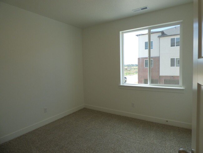 Building Photo - Like New 3 Bd 2 Ba Condo With Garage