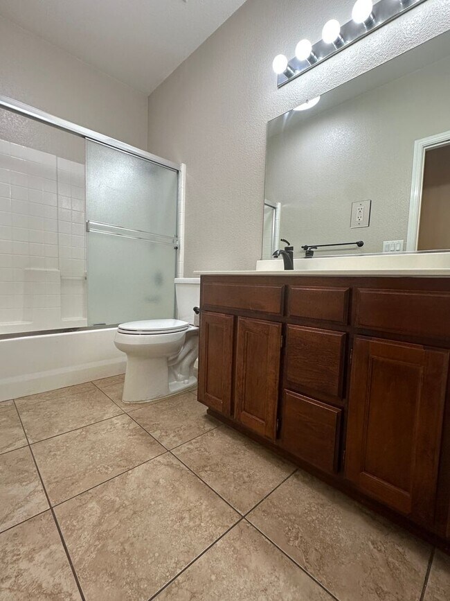 Building Photo - Gorgeous 4 Bedroom with Backyard Oasis wit...