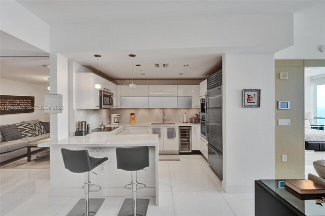 Building Photo - 17121 Collins Ave