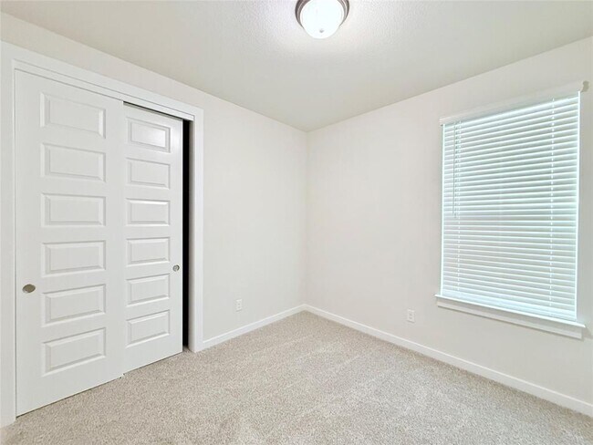 Building Photo - 133 Cintilar St