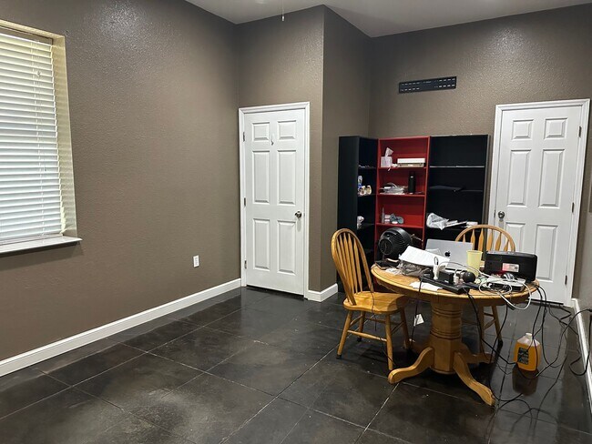 Building Photo - ***Spacious Country Living with Modern Com...