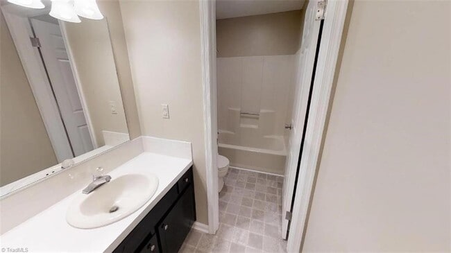 Building Photo - Lower Level Condo for Rent - MOVE IN READY