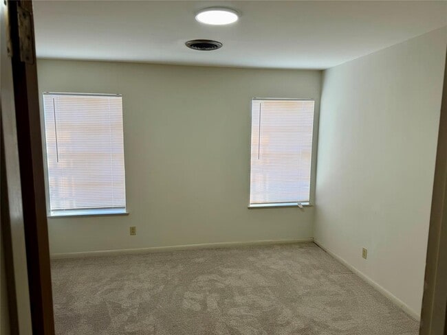 Building Photo - 8601 Karling Dr