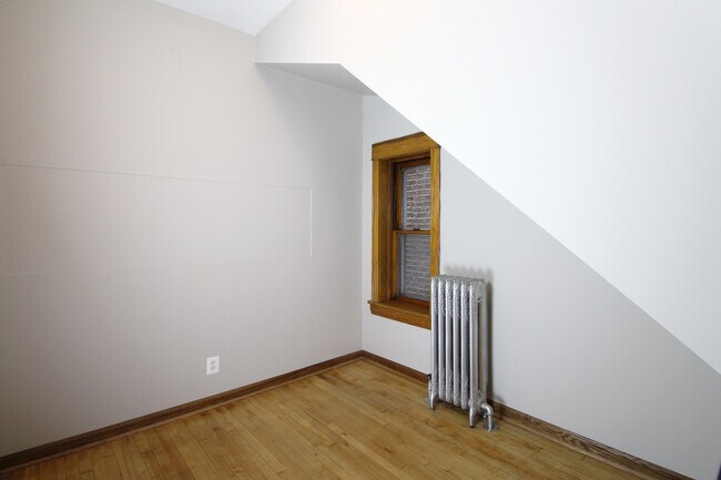 Building Photo - 2036 N Sawyer Ave