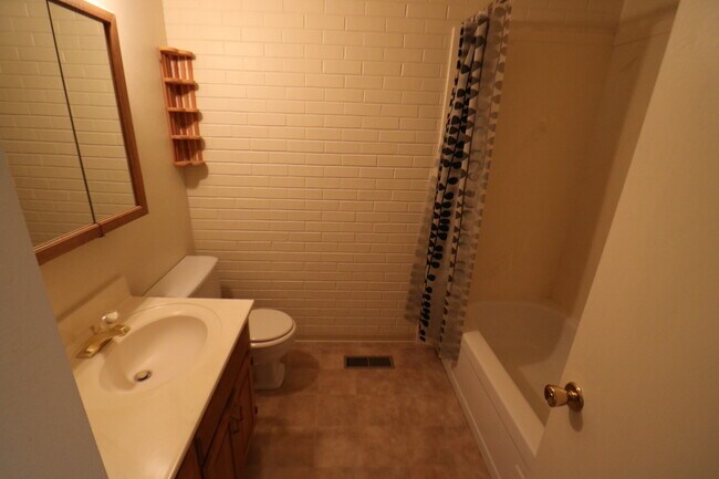 Building Photo - 4 Bedroom 3.5 Bathroom Townhome in Provo!