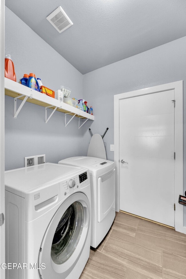 Building Photo - 12631 Mark Twain Ave