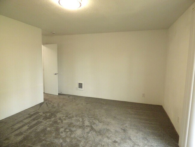 Building Photo - Rent Special: 1/2 Off June's Rent!! - 2 bed Townhome