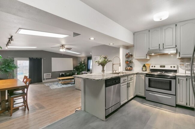 Building Photo - Charming 3 Bedroom, 2 Bathroom Home in Windsor!