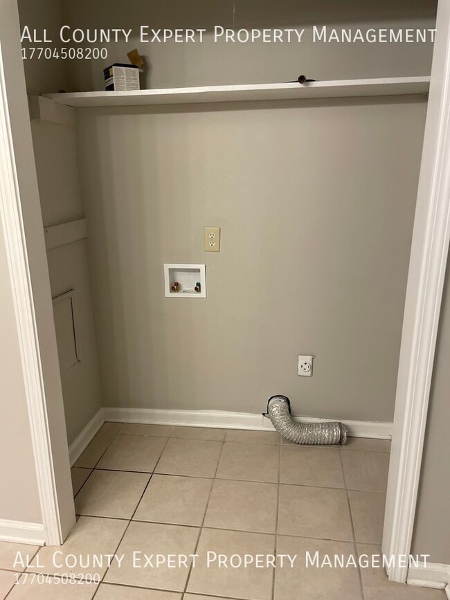 Building Photo - Near Lake Lanier - Great 2 bedroom duplex