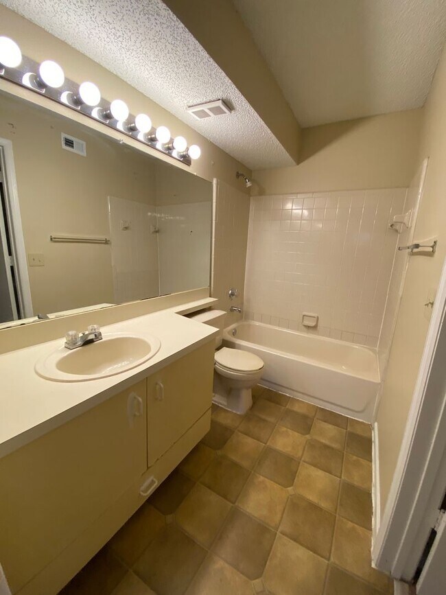 Building Photo - 13525 Eagle Ridge Dr