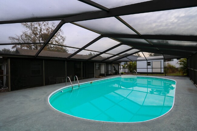 Building Photo - Spacious 2-Bed, 2-bath, 2 car garage pool ...