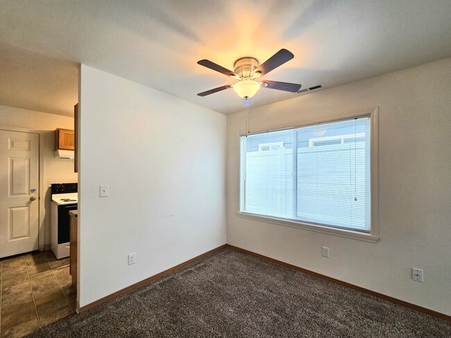 Building Photo - 1231/1233 Montana St. Duplex