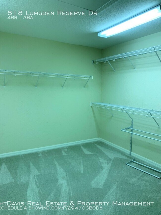 Building Photo - 818 Lumsden Reserve Dr