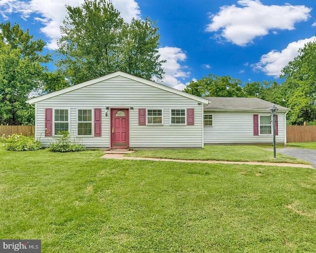 Primary Photo - 201 E Lynn Ct