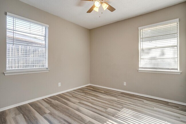 Building Photo - 3 bed 2 bath home is located in the Countr...