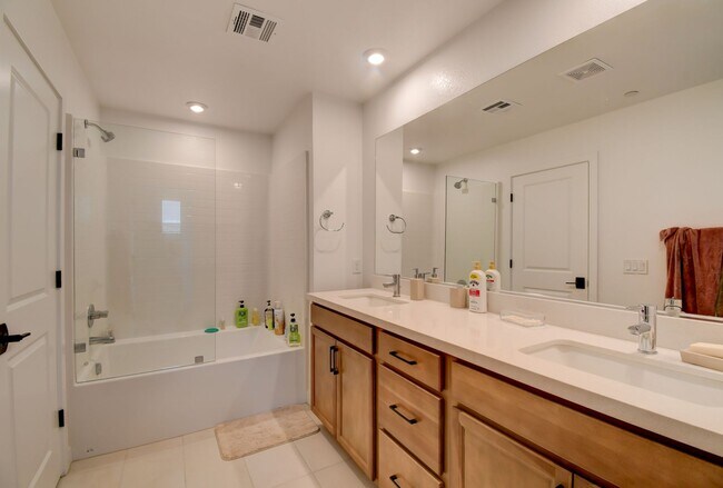 Building Photo - Stunning and Modern Townhome in Skye Canyon