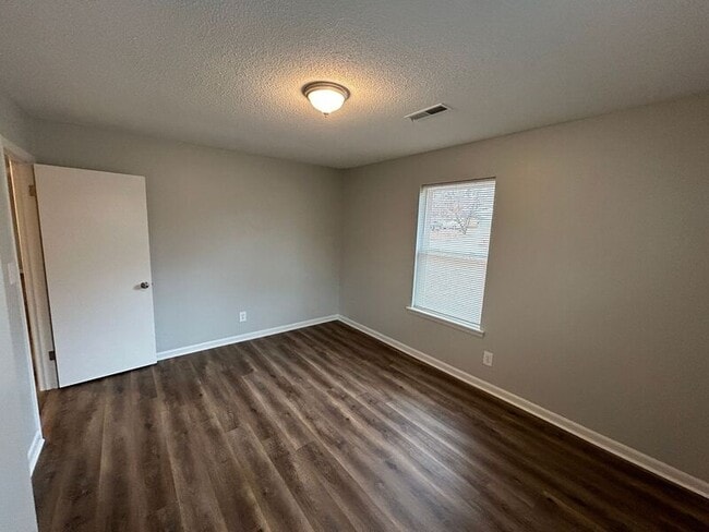Building Photo - 2026 Woodmead St SW