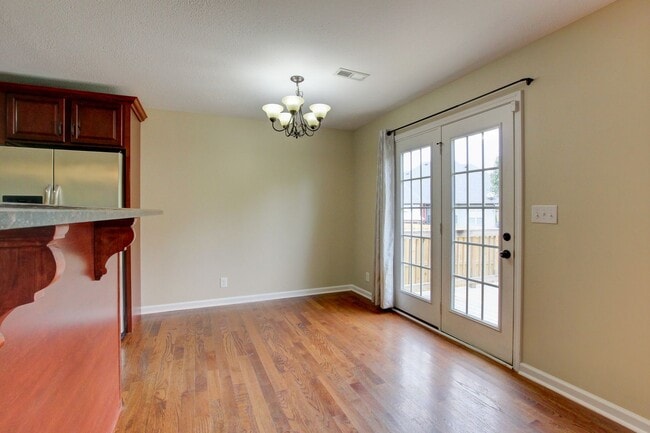 Building Photo - Sweet 3 bed 2 bath clost to post and I-24.