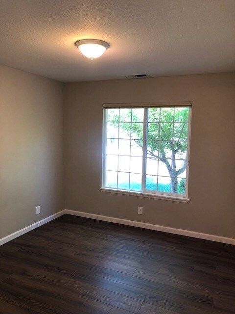 Building Photo - 2158 Robailey Dr