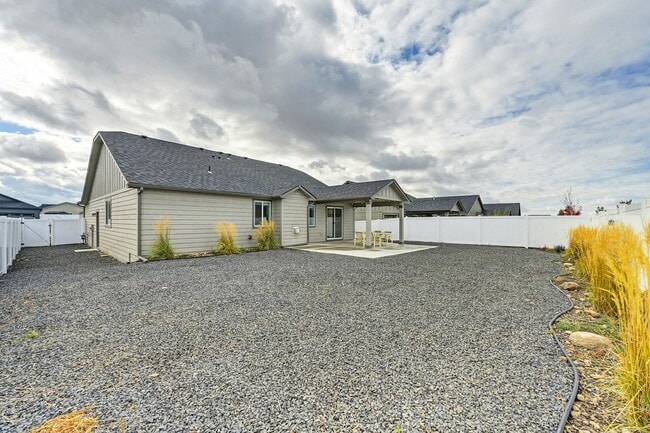 Building Photo - Bright 3-Bedroom Retreat with 2 Full Baths...