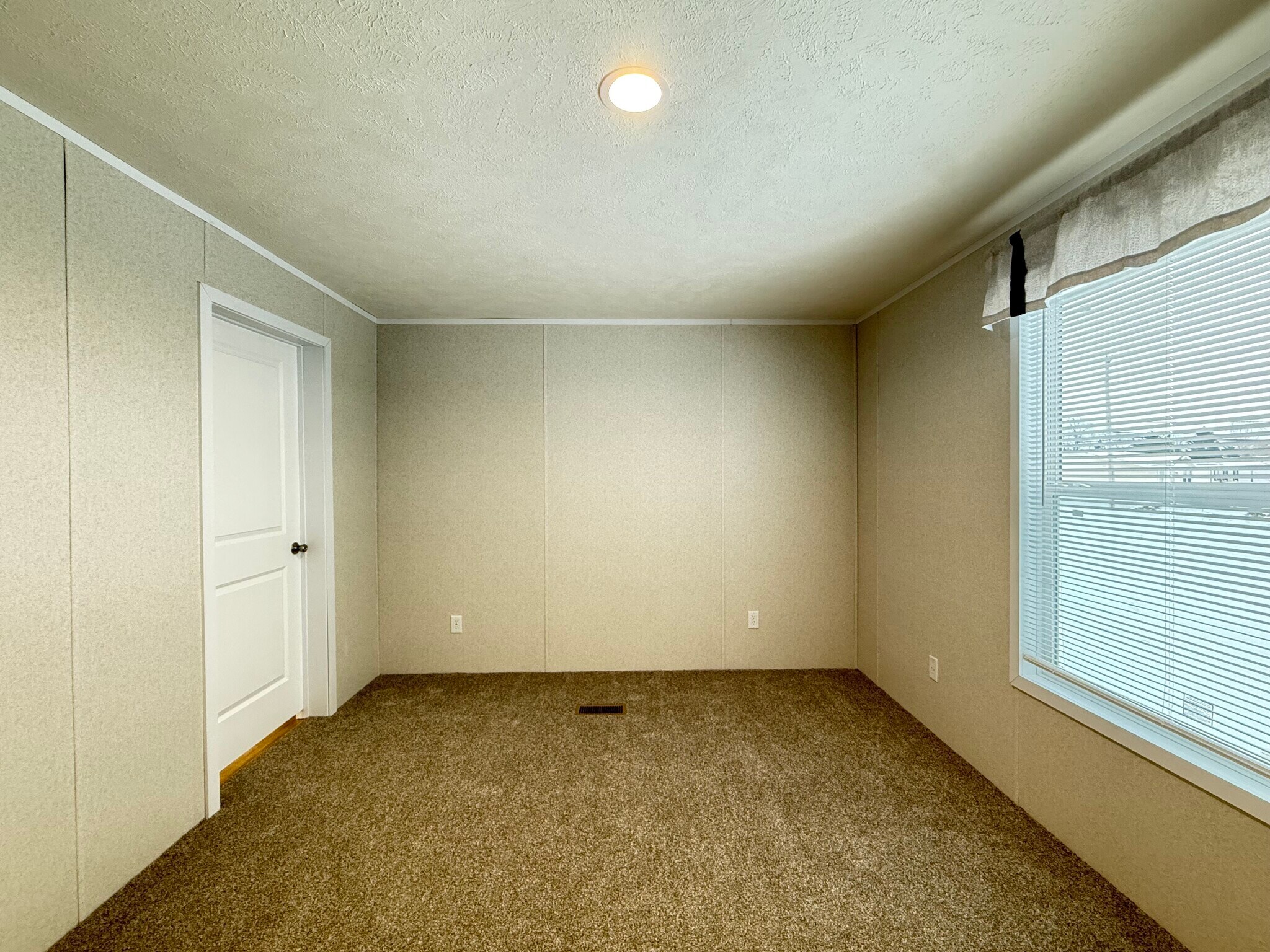 Building Photo - 29909 Flushing Dr