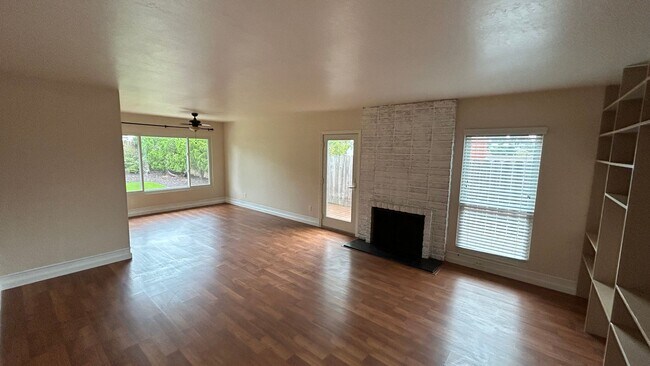Building Photo - Charming 3-Bed, 2-Bath Home with Spacious ...