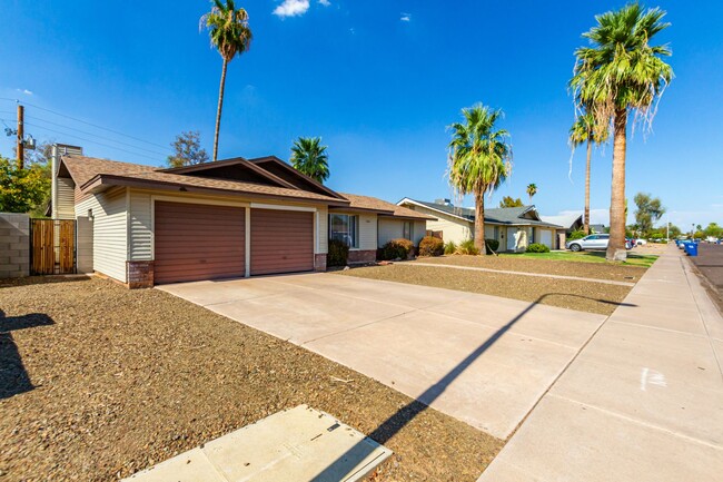 Building Photo - 4 BEDROOM, 2 BATH TEMPE HOME WITH SPACIOUS...