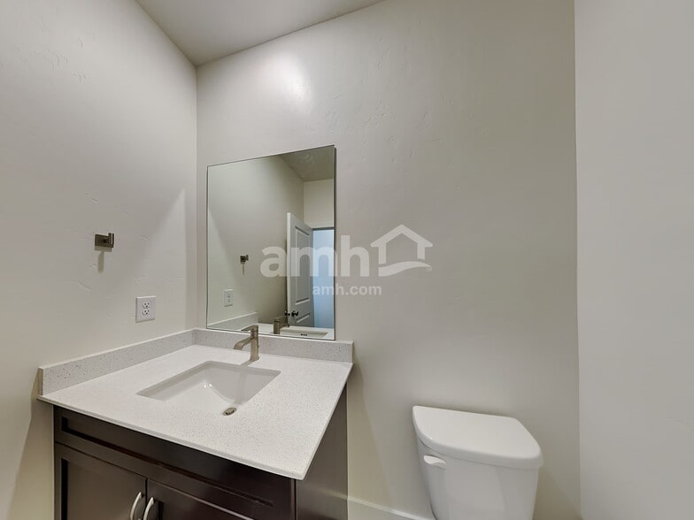 Building Photo - 1423 N Barkvine Ave