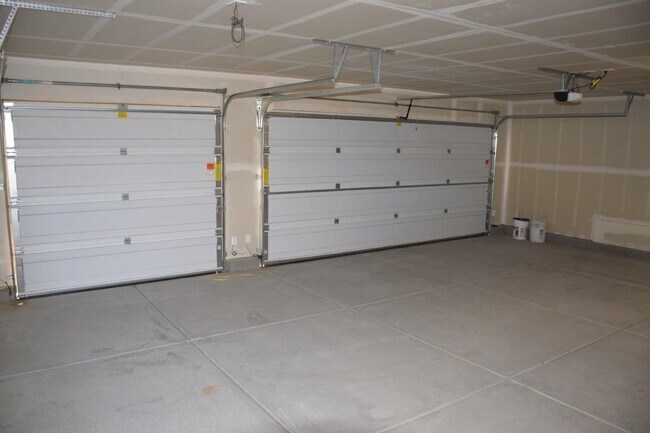 Building Photo - Beautiful Riverpark Home With All Appliances And PET FRIENDLY!