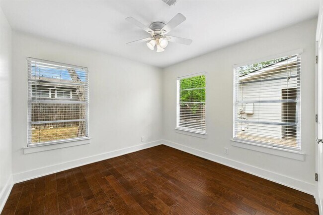Building Photo - 1110 W Oltorf St