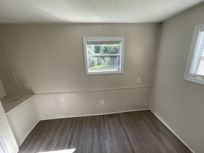 Building Photo - Cozy 2 Bedroom Mobile Home-141 Denise Drive