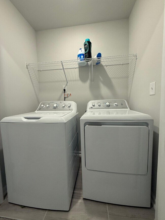 Building Photo - 409 Deercroft Dr