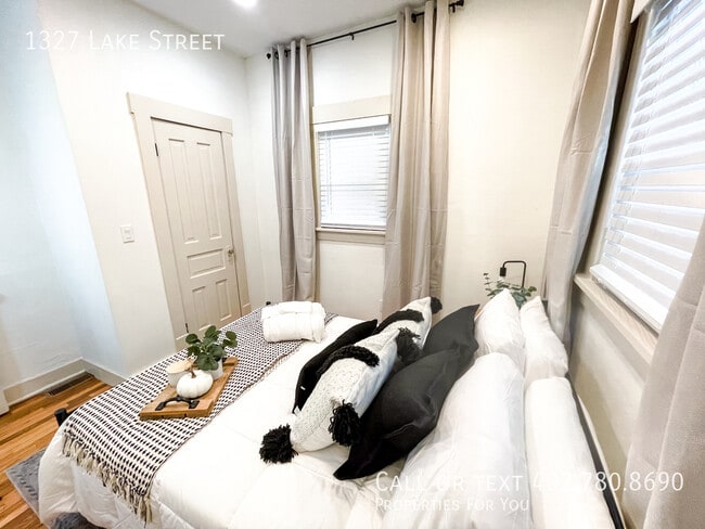 Building Photo - 1327 Lake St