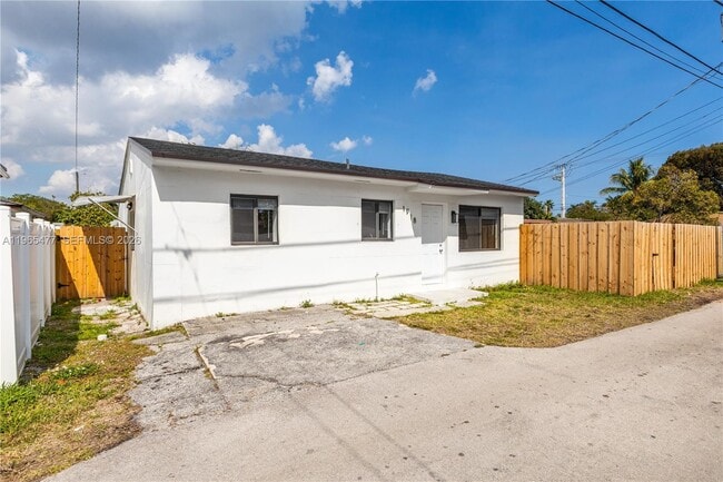 Building Photo - 1918 Taft St