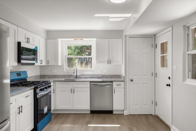 Building Photo - 1704 N Drury Ln