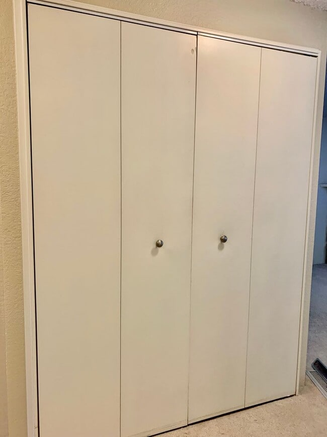 Building Photo - 1 BD 1 BA Kirkland Ground Floor Condo