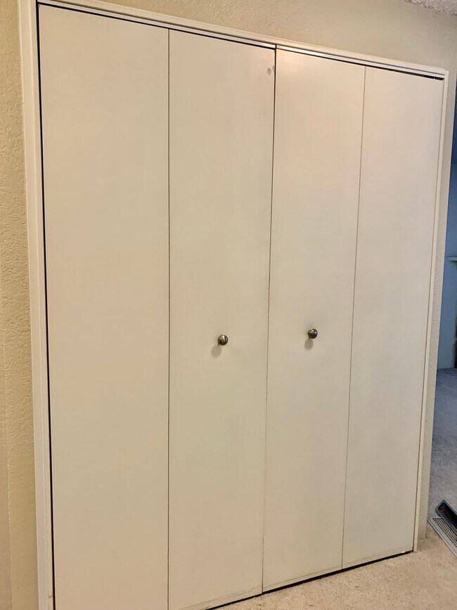 Building Photo - 1 BD 1 BA Kirkland Ground Floor Condo with Private Covered Patio