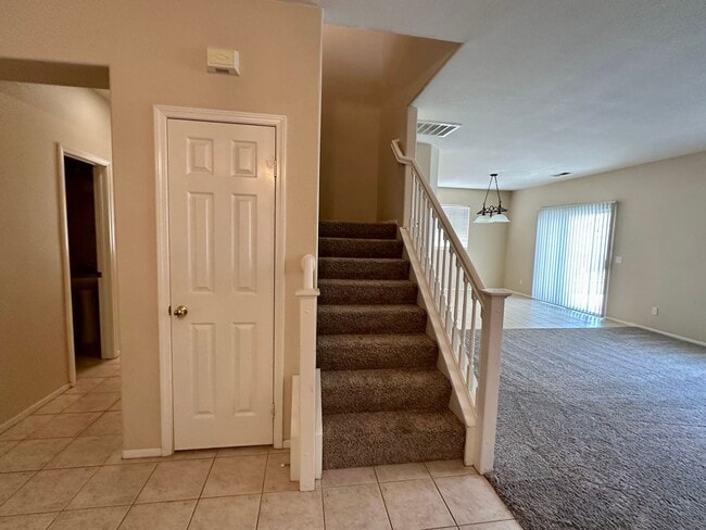Building Photo - Large 3 bedroom home with loft and large b...
