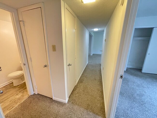 Building Photo - Perfectly located, quiet apartment complex just south of UNC, for graduate / med students - Inclu...