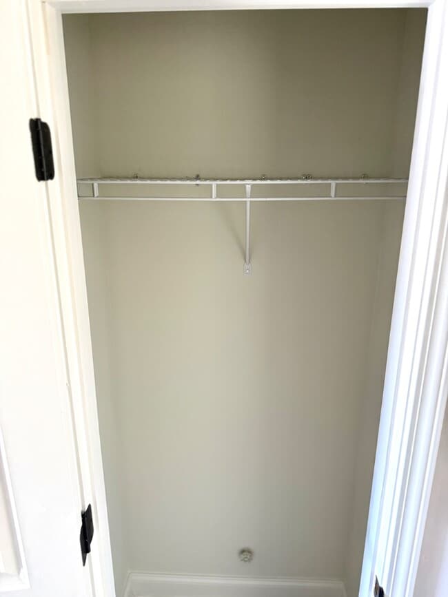 Building Photo - 4371 Ravenwood Park W