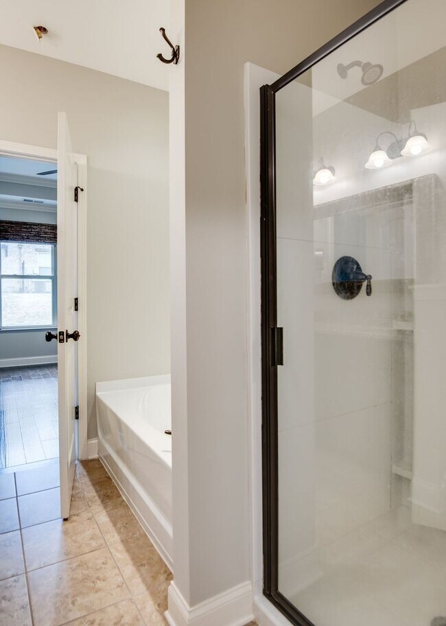 Building Photo - 3 Bed, 2.5 Bath End Unit Townhome w/ Garage