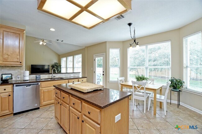 Building Photo - 2012 Wood Glen Dr