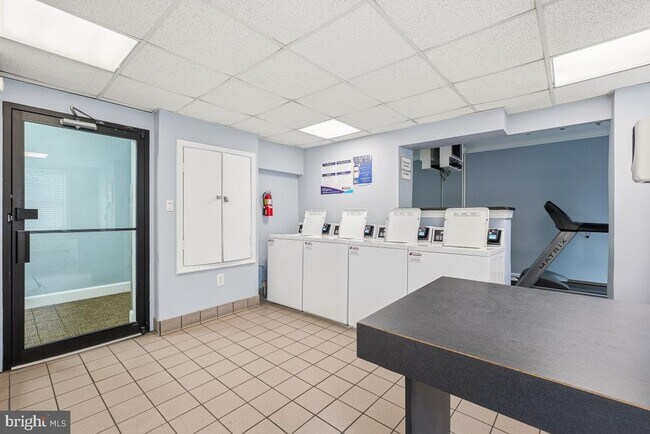 Building Photo - 906 S Washington St