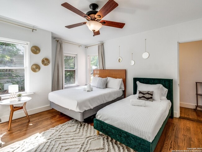 Building Photo - Charming 2-Bedroom Duplex in Mahncke Park