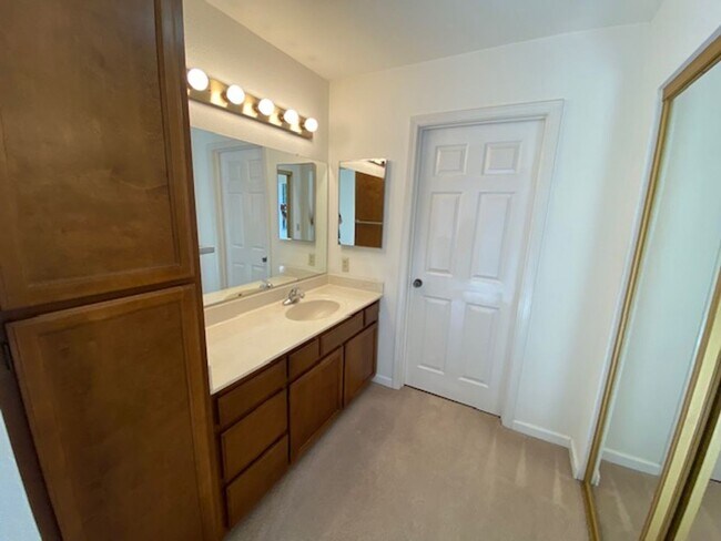 Building Photo - 15 Glen Lake Dr